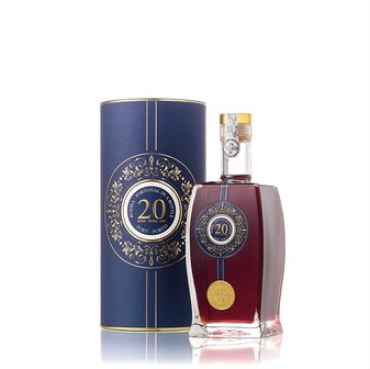 Tawny 20 year old King Garrafa